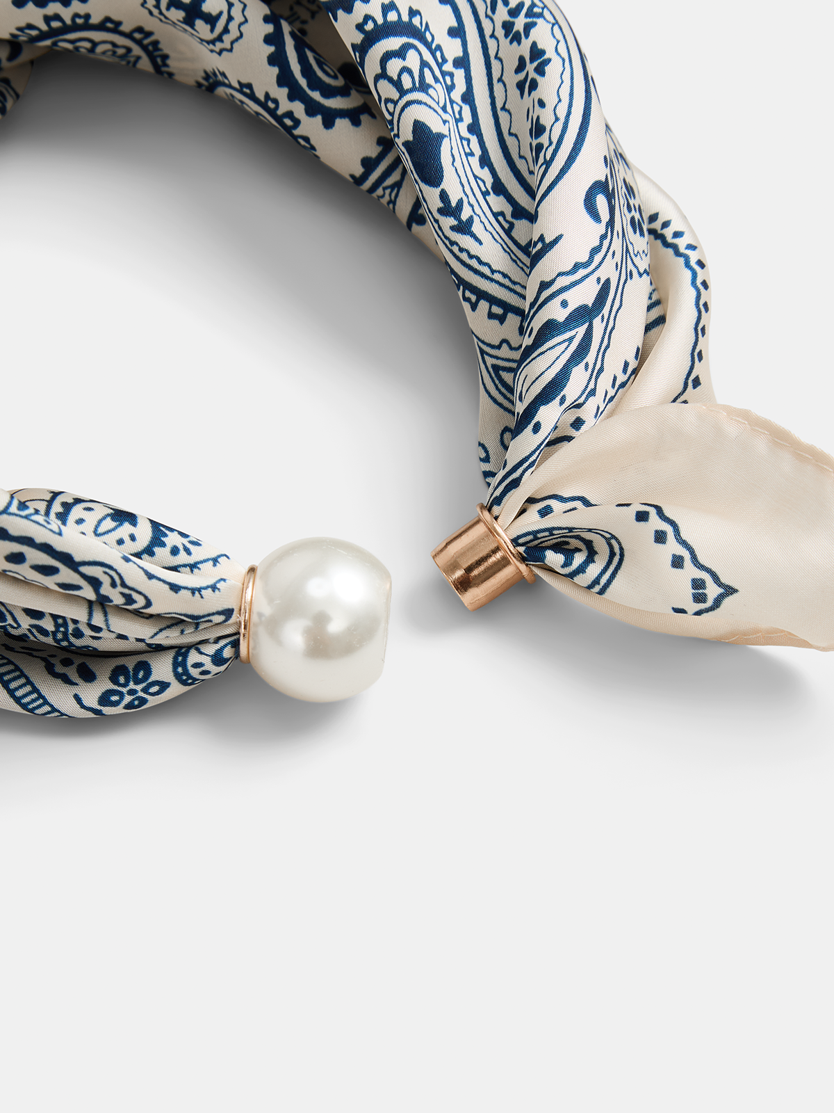 Paisley Print Pearl Magnetic Closure Scarf